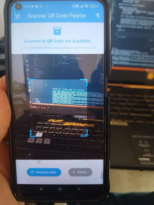 Scanner QR Code en action pour identifier les palettes à l'arrivage